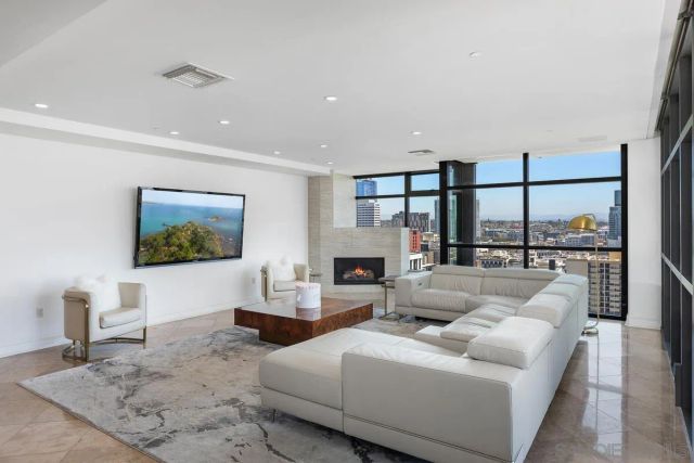 645 Front St 2004, San Diego, CA 92101