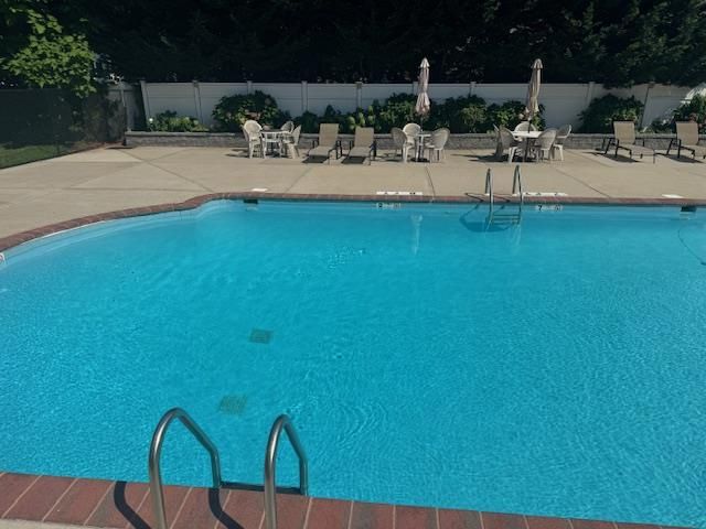 250 W Merrick Road 2R, Freeport, NY 11520
