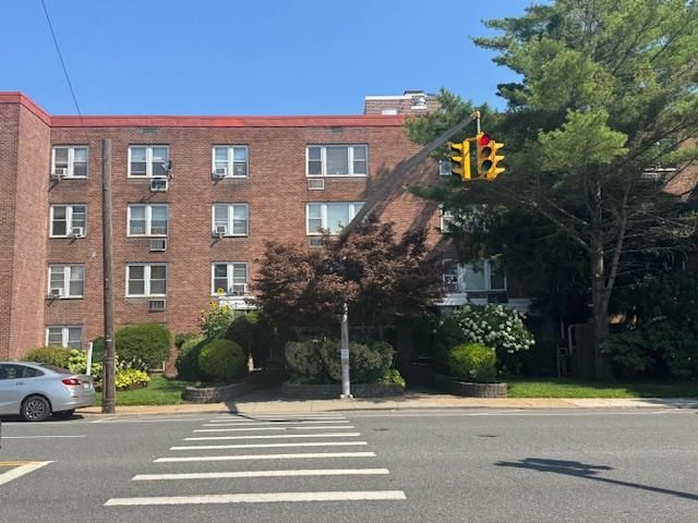 250 W Merrick Road 2R, Freeport, NY 11520
