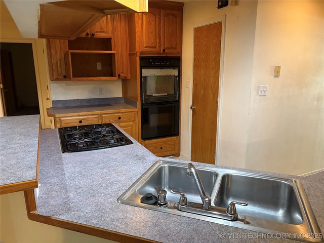 215 E Leecraft, Colbert, OK 74733