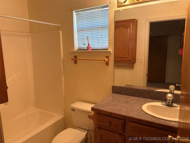 215 E Leecraft, Colbert, OK 74733