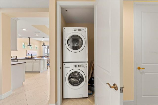 395 ARUBA CIRCLE 402, Bradenton, FL 34209