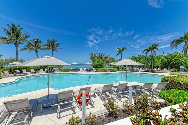 395 ARUBA CIRCLE 402, Bradenton, FL 34209