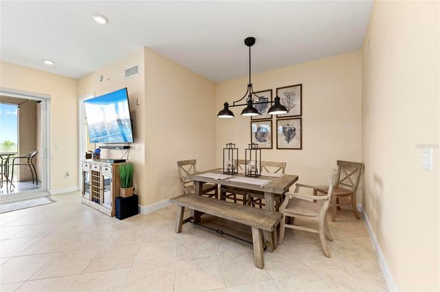 395 ARUBA CIRCLE 402, Bradenton, FL 34209
