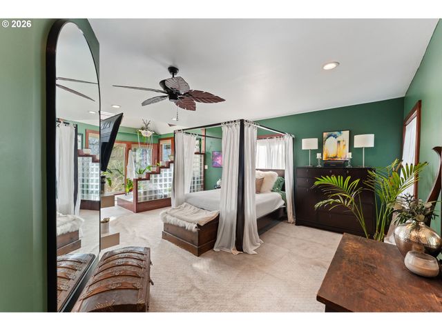 1054 Ne FALOMA Rd, Portland, OR 97211