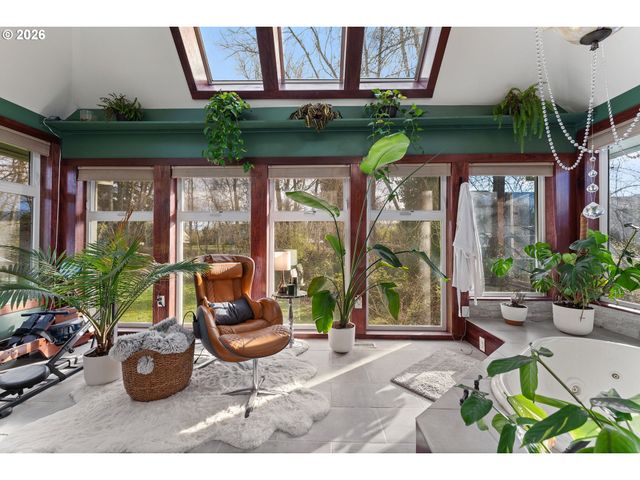 1054 Ne FALOMA Rd, Portland, OR 97211