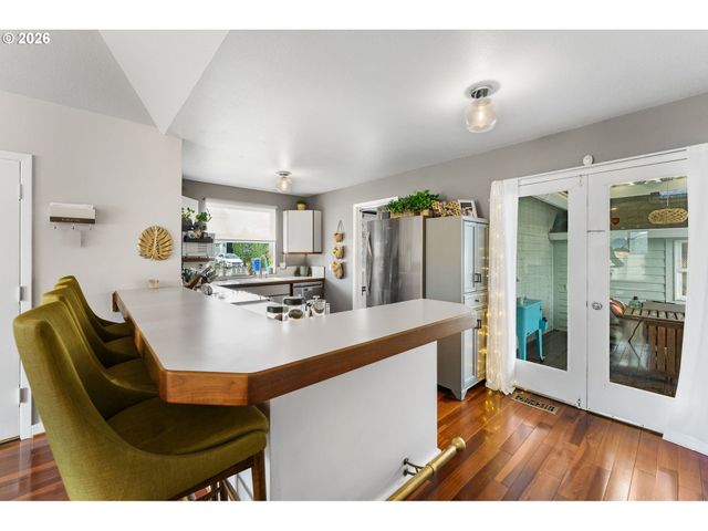 1054 Ne FALOMA Rd, Portland, OR 97211