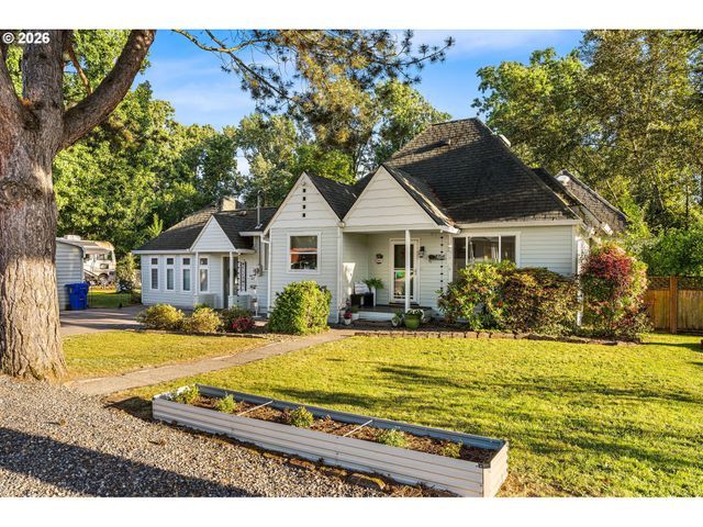 1054 Ne FALOMA Rd, Portland, OR 97211
