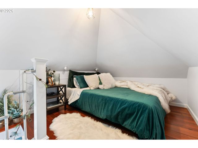 1054 Ne FALOMA Rd, Portland, OR 97211