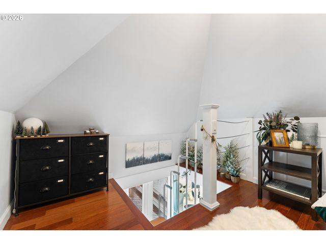 1054 Ne FALOMA Rd, Portland, OR 97211