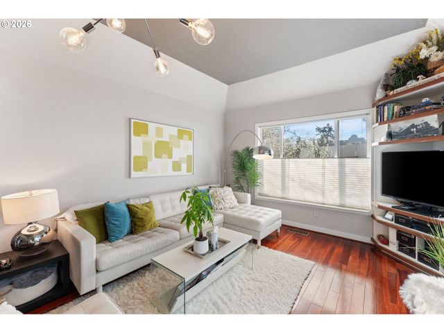 1054 Ne FALOMA Rd, Portland, OR 97211