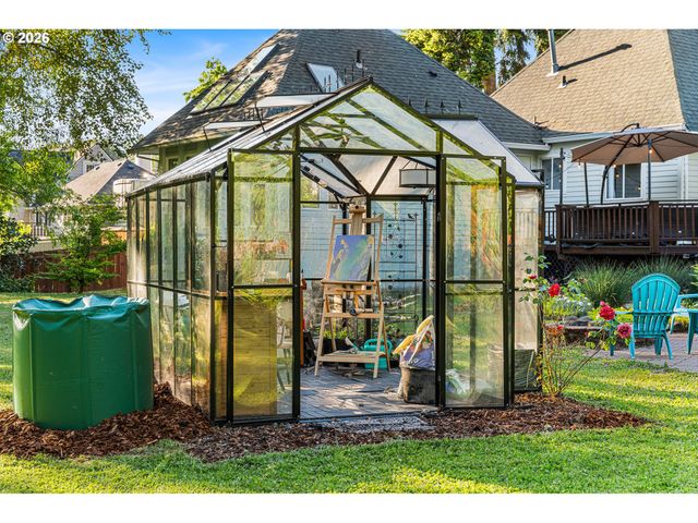 1054 Ne FALOMA Rd, Portland, OR 97211