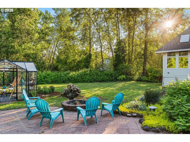 1054 Ne FALOMA Rd, Portland, OR 97211