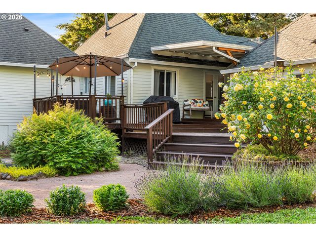 1054 Ne FALOMA Rd, Portland, OR 97211