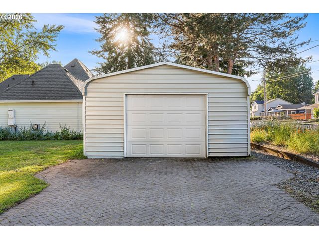 1054 Ne FALOMA Rd, Portland, OR 97211
