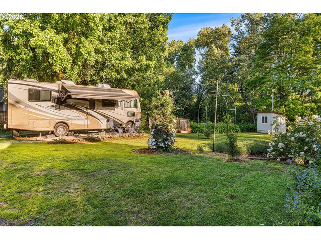 1054 Ne FALOMA Rd, Portland, OR 97211