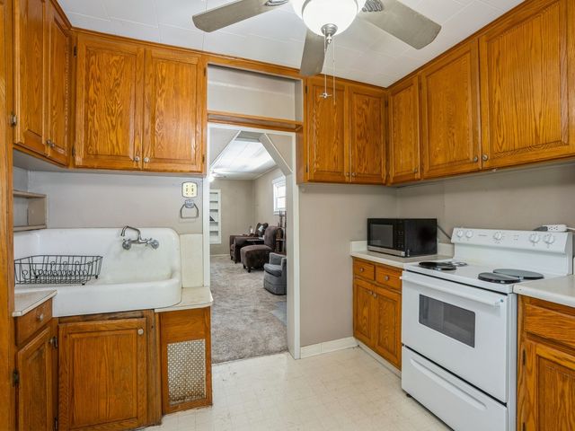 3615 Cambridge Street, Des Moines, IA 50313