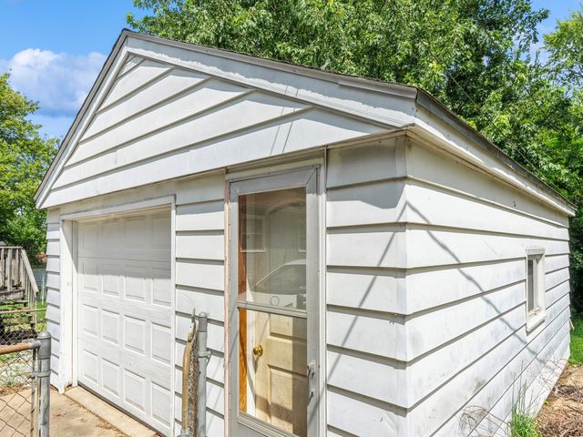 3615 Cambridge Street, Des Moines, IA 50313