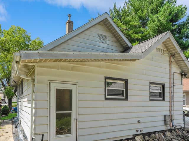 3615 Cambridge Street, Des Moines, IA 50313