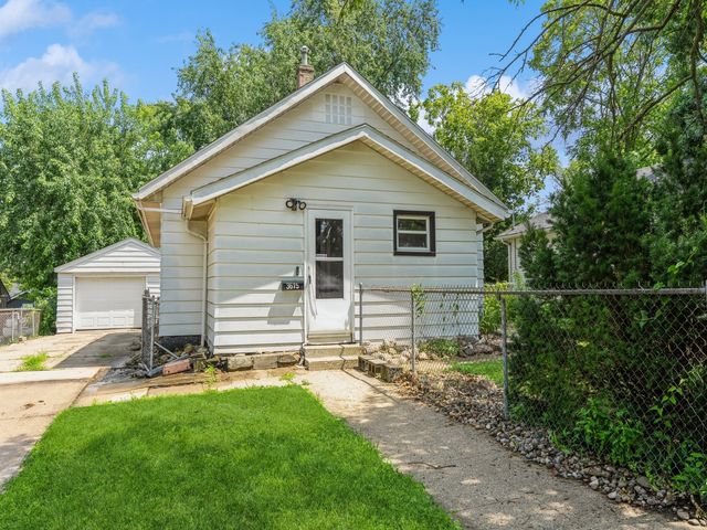 3615 Cambridge Street, Des Moines, IA 50313