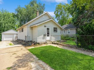 3615 Cambridge Street, Des Moines, IA 50313