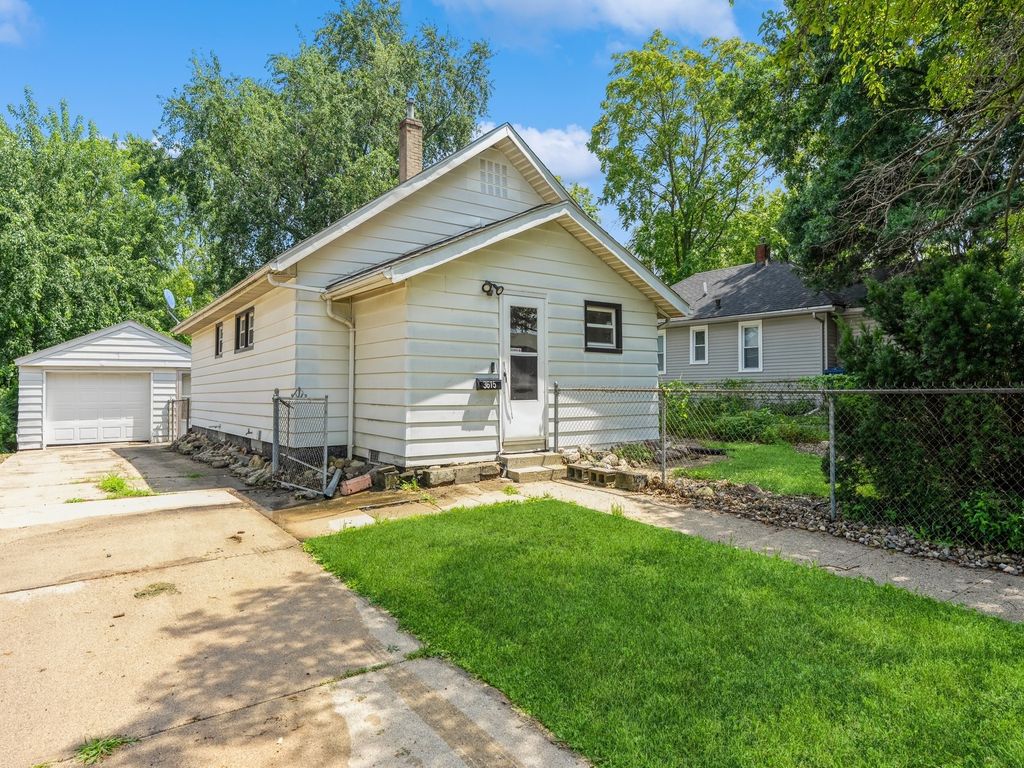 3615 Cambridge Street, Des Moines, IA 50313
