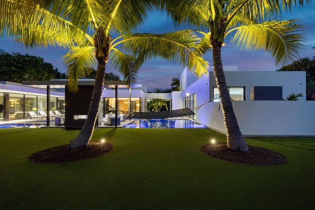12 N Beach Road, Jupiter Island, FL 33455