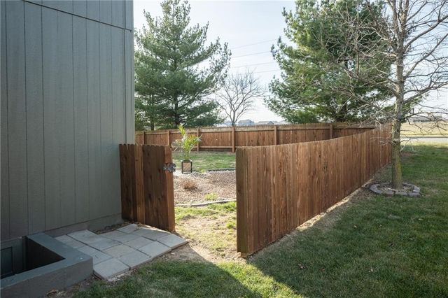 104 SW Greenbriar Drive, Blue Springs, MO 64064