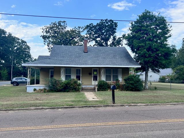 310 FAIRGROUND ST, Savannah, TN 38372