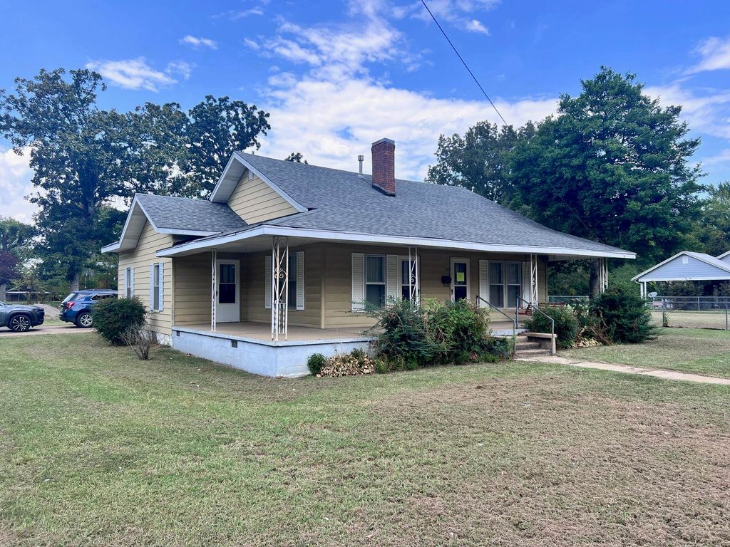 310 FAIRGROUND ST, Savannah, TN 38372
