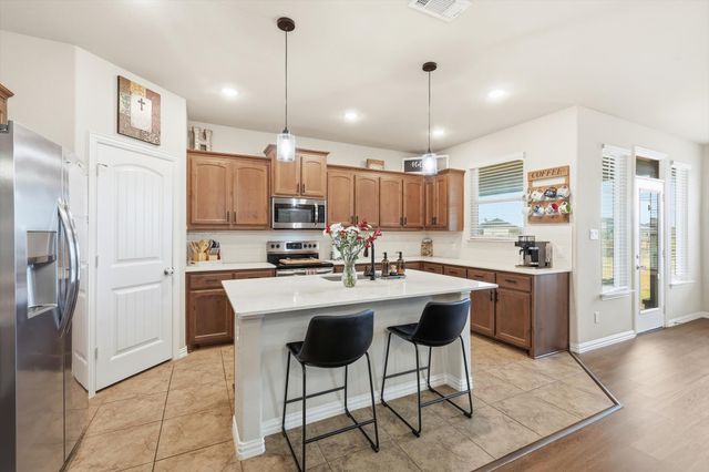 104 Oak Grove Drive, Rhome, TX 76078