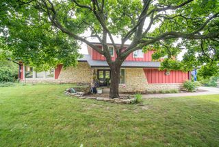 833 Crestview DRIVE, West Bend, WI 53095