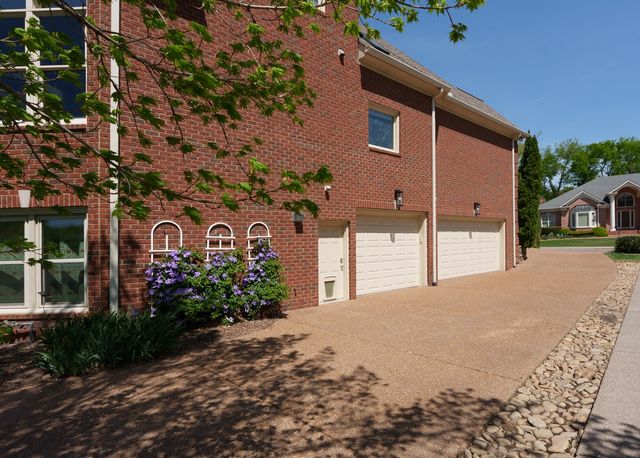 5215 Country Club Dr, Brentwood, TN 37027