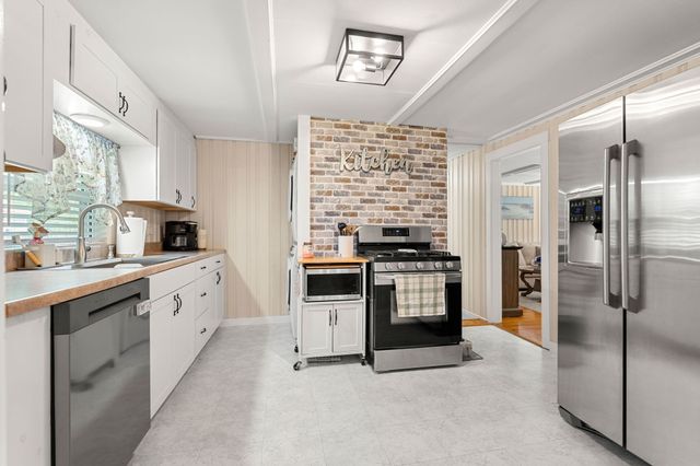 2 Hill Top Ln, Rockport, MA 01966