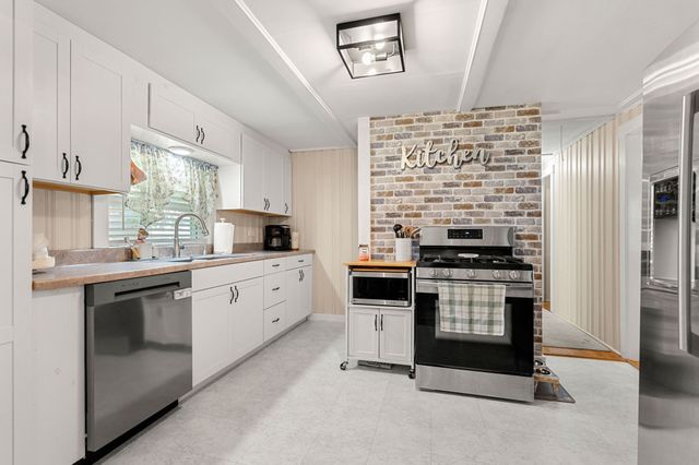 2 Hill Top Ln, Rockport, MA 01966