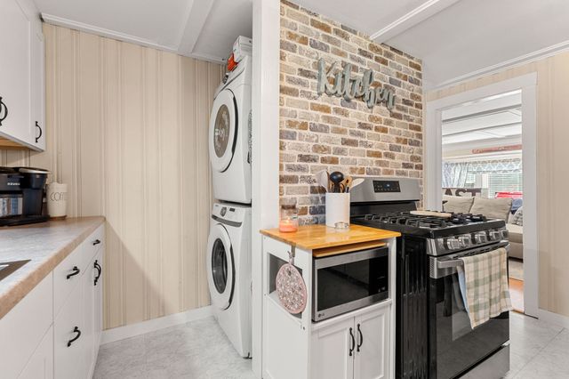 2 Hill Top Ln, Rockport, MA 01966
