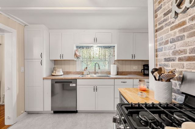 2 Hill Top Ln, Rockport, MA 01966