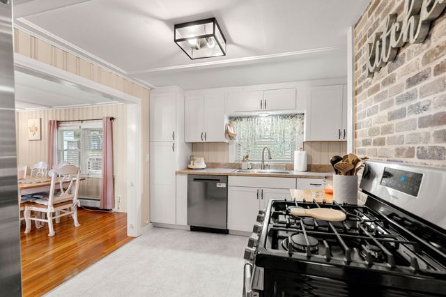 2 Hill Top Ln, Rockport, MA 01966