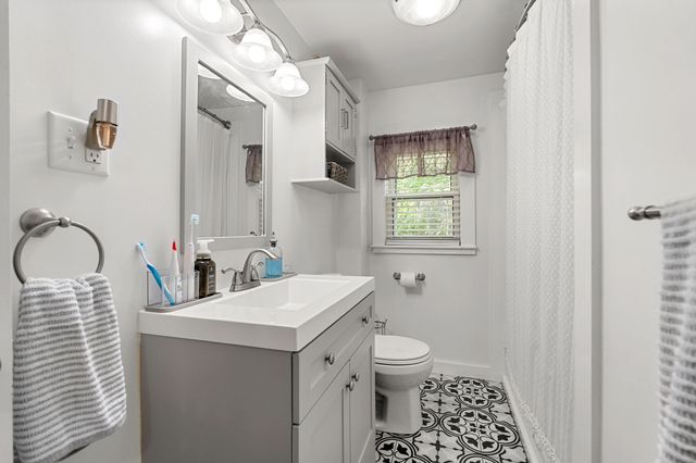 2 Hill Top Ln, Rockport, MA 01966