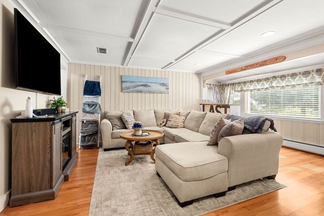2 Hill Top Ln, Rockport, MA 01966