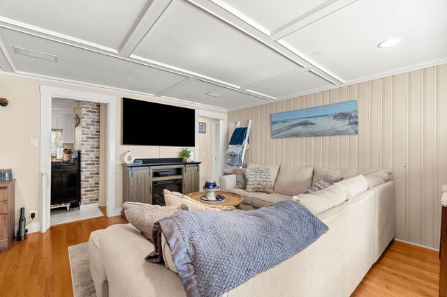 2 Hill Top Ln, Rockport, MA 01966