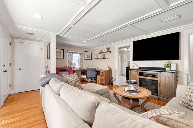 2 Hill Top Ln, Rockport, MA 01966