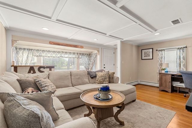 2 Hill Top Ln, Rockport, MA 01966