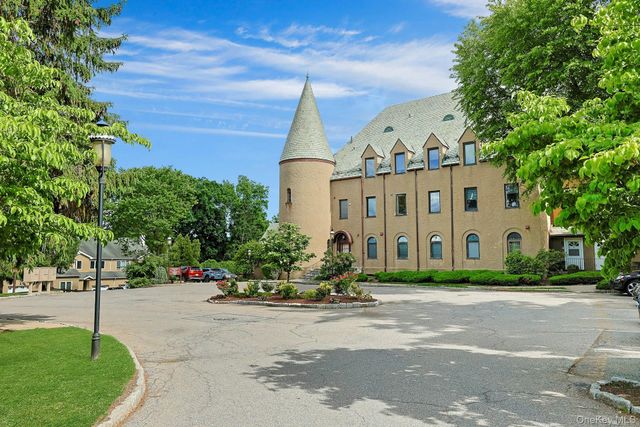 100 Chateau Lane 8, Hawthorne, NY 10532