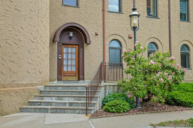 100 Chateau Lane 8, Hawthorne, NY 10532