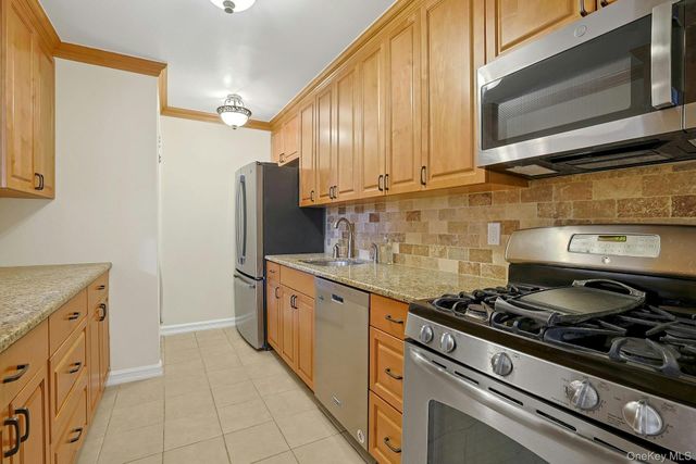 100 Chateau Lane 8, Hawthorne, NY 10532