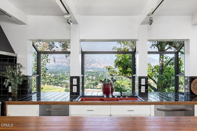 1018 Glen Oaks Boulevard, Pasadena, CA 91105