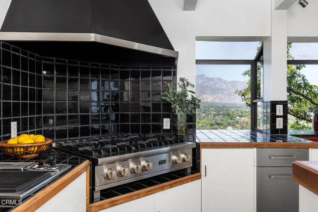 1018 Glen Oaks Boulevard, Pasadena, CA 91105