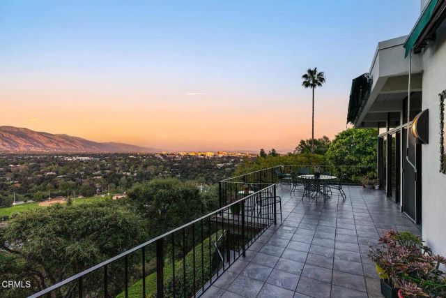 1018 Glen Oaks Boulevard, Pasadena, CA 91105