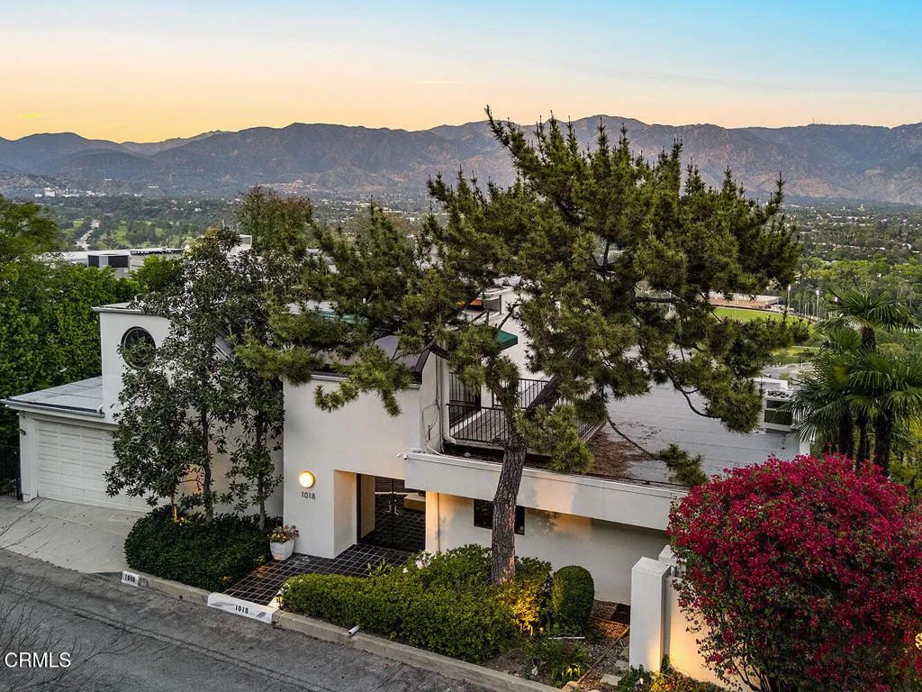 1018 Glen Oaks Boulevard, Pasadena, CA 91105